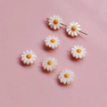 Macro-opname van 7 witgele madeliefjeskralen van schelp voor doe-het-zelf sieraden - A Graad 01# (Gele Kern)