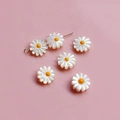 Macro detail van madeliefjesvormige parelmoer kralen voor het maken van DIY sieraden - AAA Graad 02# (Gele Kern)