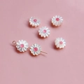 Detail van madeliefje schelpkralen voor DIY sieraden op zachtroze achtergrond - AAA Graad 03# (Roze Kern)