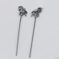 Makroaufnahme von Einhorn-Anhängern mit Zirkonia-Besatz und hohler Metallrückseite - Gunmetal