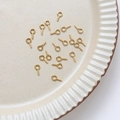 Macro de vis à œil plaquées or pour création de bijoux DIY dans un bol en céramique - Couleur Or 18K Goupille à Vis