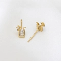 Détail de boucles d'oreilles dorées avec zircon rectangulaire et petite fleur délicate - Pièce Unique / Boisson Or K (04#)