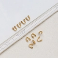 Detalle de protectores de hilo en forma de U bañados en oro para bisutería artesanal - Protector de Hilo en U Tono Oro 18K / Dorado