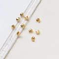 Vista macro de cuentas de cubierta de engaste en forma de C bañadas en oro de 14K - Cubre Chafafas en C Tono Oro 18K / Dorado