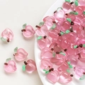 Roze perzik bedeltjes van hars voor DIY sieraden met realistische groene blad details - 2# Perzik Stijl (2# Stukprijs)