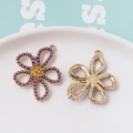 Détail macro d'un pendentif fleur en alliage avec perles mauves et dos en métal doré - Grosse Fleur en Perle Violette (3#)