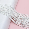 Gros plan de perles de rocaille en verre blanc irisé 2mm pour création de bijoux - Style Blanc Solide