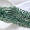 Vue macro de perles de rocaille en verre vert irisé 2mm pour la création de bijoux DIY - Style Vert