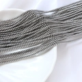 Vue macro de perles de rocaille de 2mm gris métallisé sur une assiette blanche - Style Argent