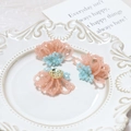 Vista macro de flores de cuentas de cristal en rosa y azul para creación de joyas DIY - Flor Rosa