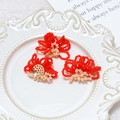 Detalle de flores de cuentas hechas a mano con cristales rosas para joyería DIY - Flor Roja