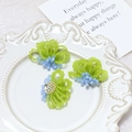Detalle de flores de cuentas hechas a mano verdes y azules con filigrana de metal dorado - Flor Verde