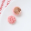 Detalle de colgante de cuentas rosa con base de metal dorado para creación de joyería DIY - Rosa Macarrón