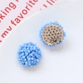 Vista detallada de pendientes de flores con cuentas azul macarrón y base dorada - 6# Azul Mármol