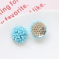 Detalle de pendientes de flores con cuentas azul claro y base de metal dorado para joyas DIY - Azul Lago