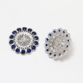 Détail macro de boucle d'oreille fleurie en argent avec pétales en zircon bleu et cristal - Couleur K Blanc Zirconia Bleu (4#)
