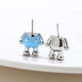 Makroaufnahme niedlicher puppenförmiger Ohrstecker mit blauem Emaille-Finish und Silbermetall - Versilberter Blauer Körper