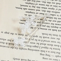 Macro di ciondoli a fiore in cristallo sfaccettato trasparente su sfondo di libro vintage - 1# Fiore di Cristallo Bianco (Prezzo Unitario)
