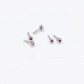 Vue détaillée de 5 piercings de nez argentés avec filetage et pierres de zircon rouge - Argent avec Zircone Rose