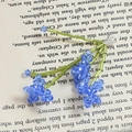 Dettaglio del ciondolo a fiore con perle di cristallo blu e steli tubolari verdi - 4# Fiore di Cristallo Blu (Prezzo Unitario)