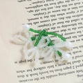 Dettaglio macro di ciondoli a fiore fatti a mano con perle verdi e perle sintetiche - 5# Fiore Opaco Bianco (Prezzo Unitario)