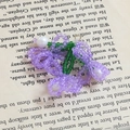 Dettaglio del ciondolo a fiore in rilievo fatto a mano con cristalli viola e perla - 7# Fiore Opaco Viola (Prezzo Unitario)