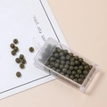 Dettaglio macro di perline di vetro verde oliva da 4mm che escono dalla scatola trasparente - 15# Marrone Lucido