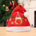 Bonnet de Noël classique en velours rouge avec broderie de renne sur surface en bois - Bonnet Renne Brodé
