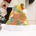 Cappello di Natale giallo con paillettes colorate e bordo in peluche su sfondo festivo - Oro Paillettes Colorate