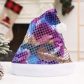 Dettaglio del cappello di Babbo Natale viola con paillettes colorate e bordo in peluche - Viola Paillettes Colorate