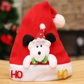 Détail du bonnet de Noël en peluche rouge avec figurine et lettrage HO HO à paillettes - Style ours