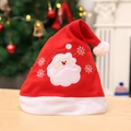 Détail du bonnet de Noël en peluche avec broderie du Père Noël et motifs de flocons de neige - Style Père Noël