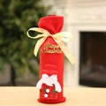Détail du couvre-bouteille en feutre rouge avec Père Noël et pendentif doré festif - Père Noël