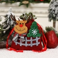 Détail du sac cadeau de Noël en toile rouge avec renne 3D et décorations festives - Renne Clôture