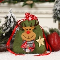 Détail du sac de Noël en toile verte avec renne en 3D et écharpe à carreaux rouges - Renne Étoile