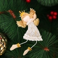 Angelo di Natale bianco con ali dorate e cuore appeso su un albero di Natale decorato - Ciondolo Angelo Dorato Lato Sinistro