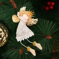 Dettaglio di un angelo di Natale bianco e oro con abito in pizzo su un albero - Ciondolo Angelo Dorato Lato Destro