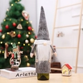 Détail de la housse de bouteille de vin gnome de Noël avec chapeau en feutre gris brodé - Housse de Vin Gnome de la Forêt Gris