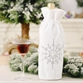 Funda de terciopelo blanco para botella de vino con copo de nieve plateado y perlas - Estilo Copo de Plata