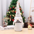Housse de bouteille gnome de Noël gris avec chapeau flocon et barbe en décor festif - Housse de Vin Gnome de la Forêt à Tresses Gris