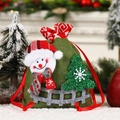 Grüner Kordelzug-Weihnachtsbeutel aus Jute mit 3D-Schneemann und Tannenbaum-Motiv - Zaun Schneemann