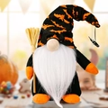 Gnomo di Halloween con cappello a pipistrello, barba bianca e mini scopa decorativa - Stile Arancione (Con Scopa e Ragno)