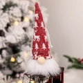 Détail d'un lutin de Noël lumineux avec bonnet rouge tricoté et barbe blanche en peluche - Style B Élan Gnome / Rouge