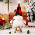 Gnomo di Natale luminoso in peluche con cappello a quadri rossi su sfondo festivo innevato - Stile Cappello a Quadri con Luce