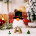 Gnomo di Natale luminoso con cappello nero e maniche a righe su uno sgabello di legno - Stile Cappello Nero con Luce