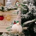 Colgante de gnomo navideño con gorro de punto de rayas rojas y barba blanca en un árbol - Estilo C Gnomo LED