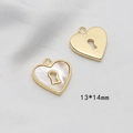 Dettaglio di ciondoli a cuore placcati oro 13x14mm con madreperla e foro per serratura - Stile Traforato Serratura a Cuore (5# Prezzo Singolo)