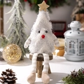 Süße Weihnachtsbaum-Plüschfigur mit goldenem Stern auf einem Holzschemel-Deko - Weiß