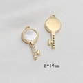 Dettaglio macro del ciondolo a chiave placcato oro 8x19mm con madreperla e zirconi - Stile Chiave Madreperla Micro-Zircone (10# Prezzo Singolo)