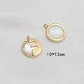 Dettaglio ciondolo in madreperla 10x12mm placcato oro 18k e lettera F con zirconi - Stile Cerchio Lettera F (13# Prezzo Singolo)